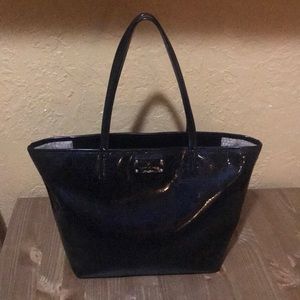 Cute! Black Kate Spade bucket tote ❤️